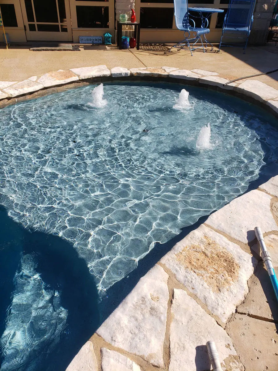 Tanning ledge with three bubblers